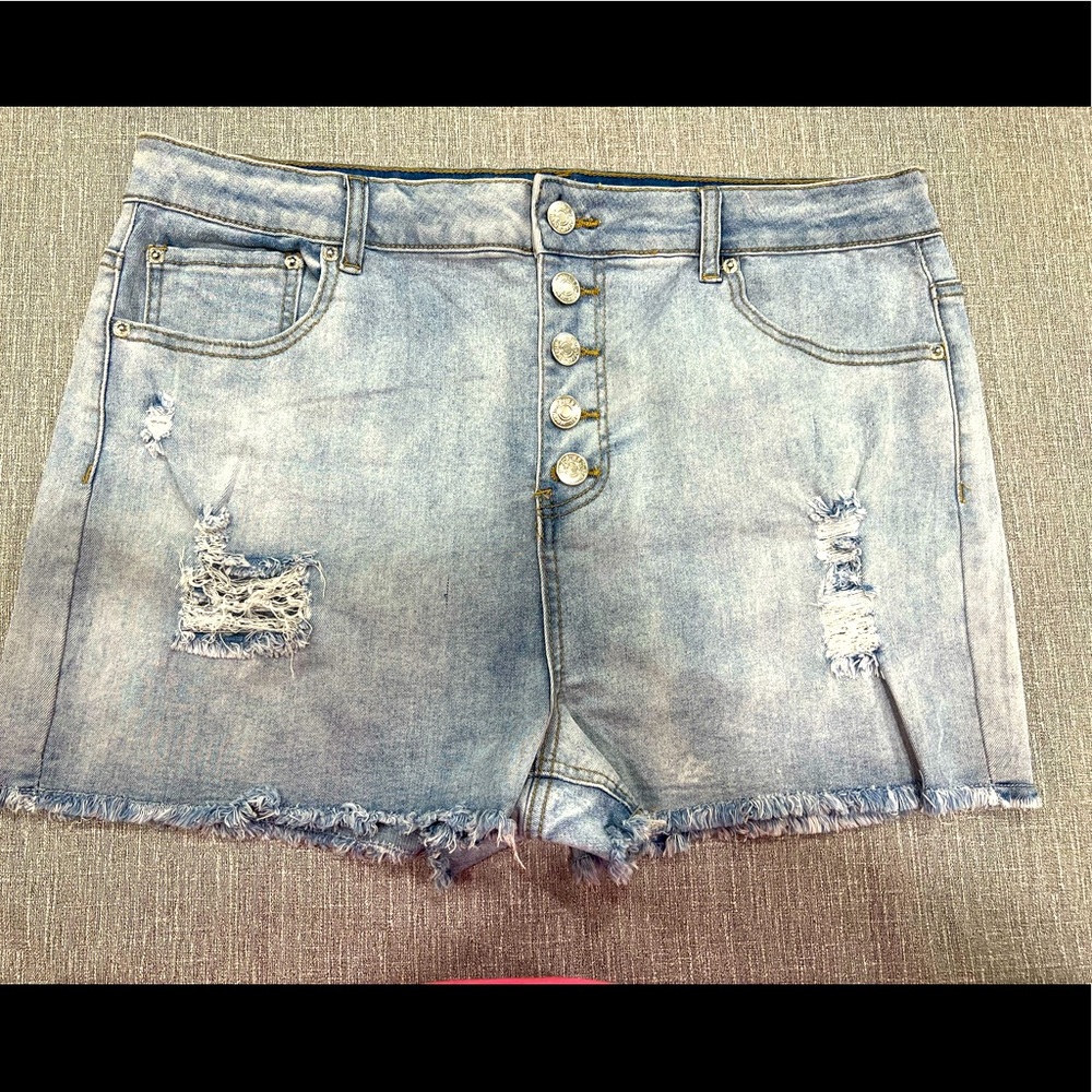 Forever 21 Plus Size light washed Jean shorts